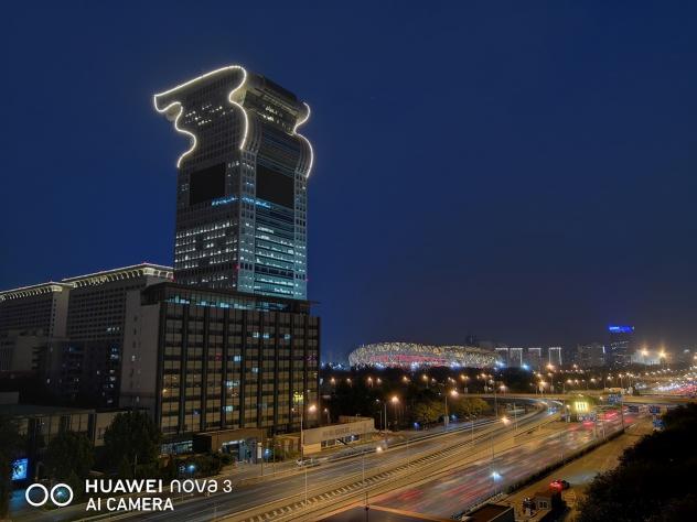 極客網(wǎng)  北京的夜，霓虹閃爍，華為nova3幫你紀(jì)錄北京夜景