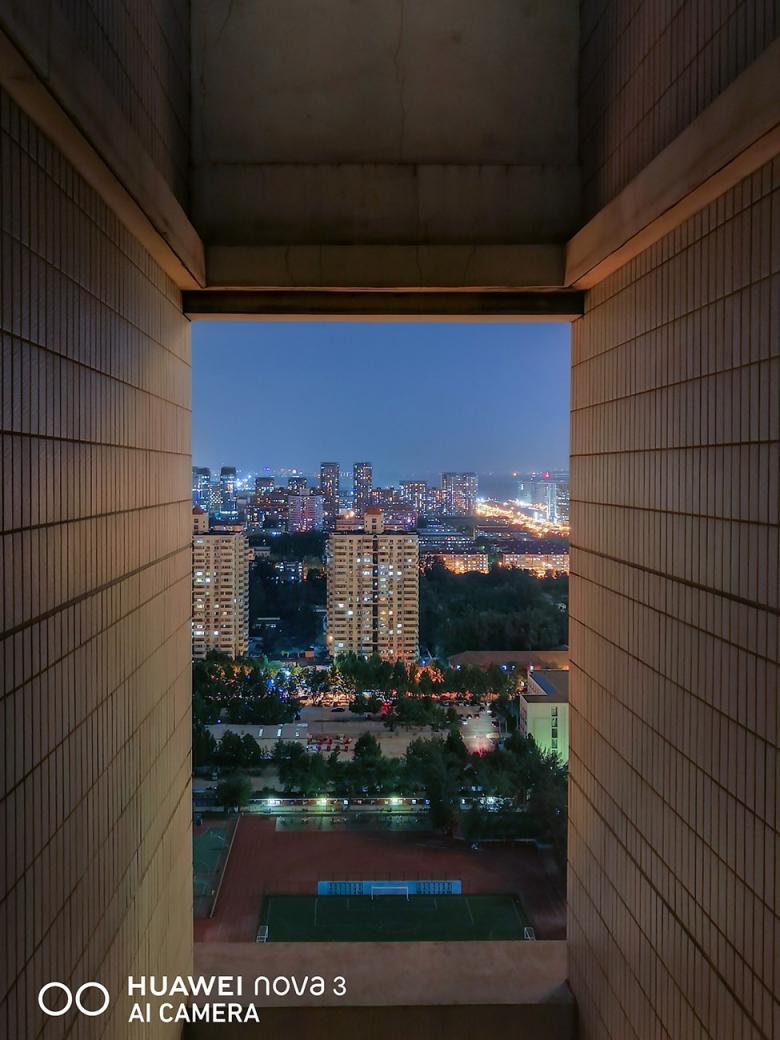 極客網(wǎng)  北京的夜，霓虹閃爍，華為nova3幫你紀(jì)錄北京夜景