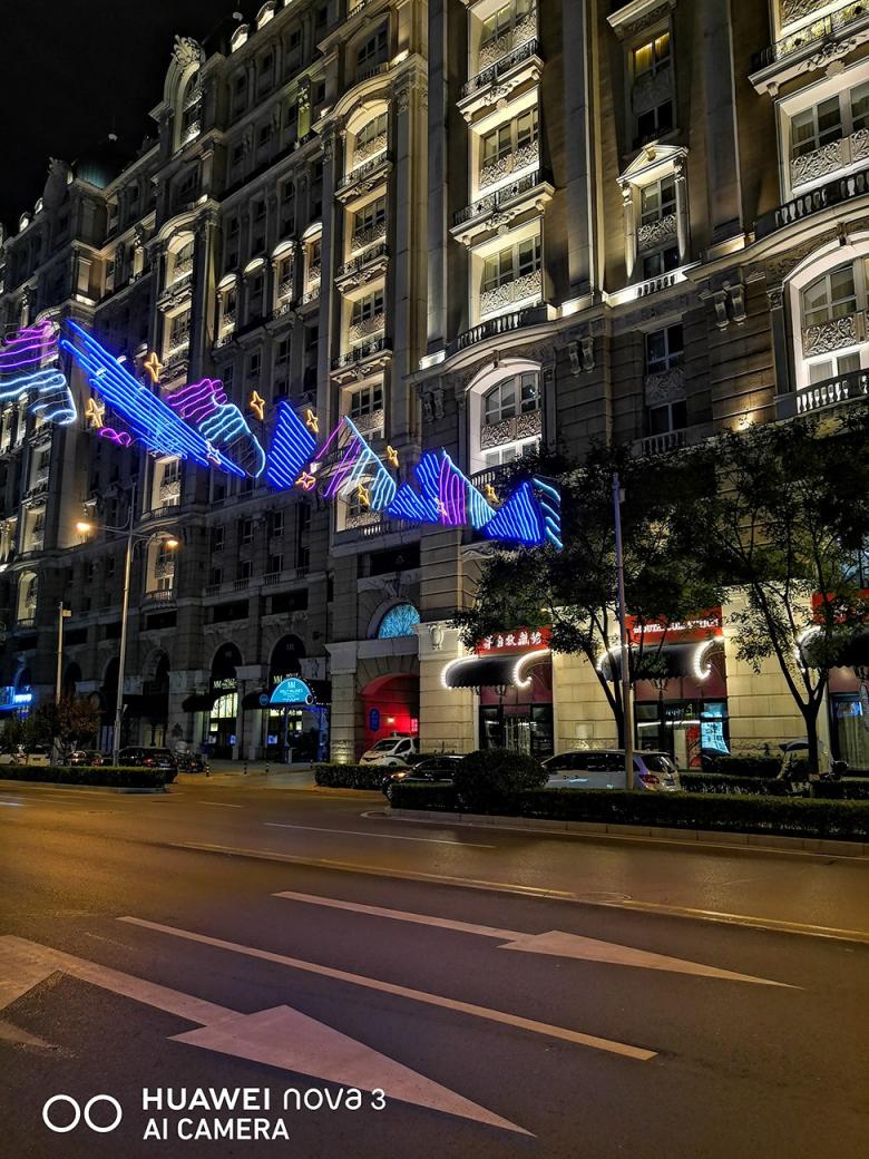 極客網(wǎng)  北京的夜，霓虹閃爍，華為nova3幫你紀(jì)錄北京夜景