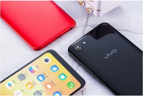 vivo Y81s圖賞：全新全面屏＋AI攝影，顏值與實力兼?zhèn)?/></p><p>主打年輕人市場的 vivo Y81s， 外觀設(shè)計以時尚潮流元素為基準(zhǔn)，和 vivo向來傳達(dá)給人們的高顏值印象十分一致。vivo Y81s 擁有黑金色、紅寶石、香檳金三種不同配色，針對不同人群的審</p><p align=