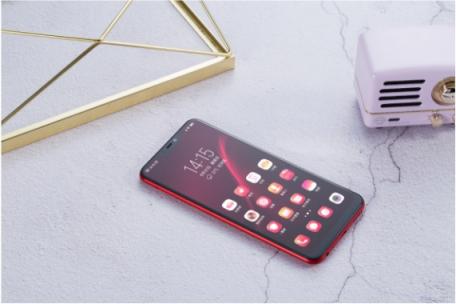 vivo Y81s圖賞：全新全面屏＋AI攝影，顏值與實力兼?zhèn)?/></p><p>除了配色上的創(chuàng)新， Y81s 機(jī)身背面形狀也沒有簡單采用平面設(shè)計，而是從后背向中框過渡的部分有個慢慢變薄的過程。一方面，這樣可以更加貼合手掌、帶來機(jī)身輕薄的體驗，另一方面，經(jīng)過磨砂涂層工藝鍛造的后蓋有一種輕微的磨砂質(zhì)感，細(xì)膩卻不打滑，手感頗佳。</p><p align=