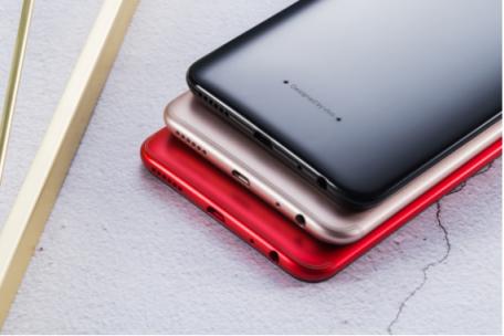 vivo Y81s圖賞：全新全面屏＋AI攝影，顏值與實力兼?zhèn)?/></p><p>整個機(jī)身背部除了相機(jī)和閃光燈部分，沒有多余的開口，后蓋和中框的銜接也堪稱完美，機(jī)身一體性極強(qiáng)。另外，需要特別說明得是，Y81s 選擇了Fake Wake面部識別作為解鎖方案。相對于指紋識別，新的解鎖方式具有非接觸、極其快速等優(yōu)點，科技感滿滿。</p><p align=