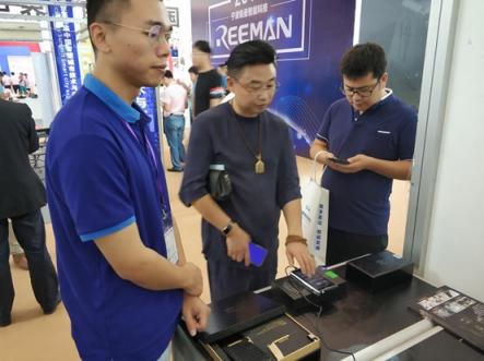 展現(xiàn)中國智慧影像 VVETIME投影手機寧波智博會備受矚目