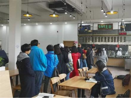 游客遠(yuǎn)道而來(lái)“難求一面”，崔永元開(kāi)面館獲追捧