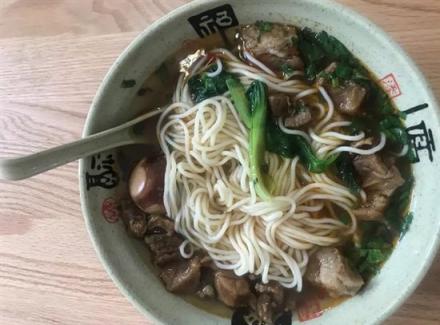 游客遠(yuǎn)道而來(lái)“難求一面”，崔永元開(kāi)面館獲追捧