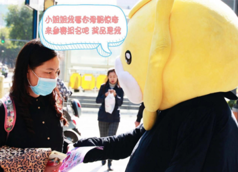 蘇寧廣場門口“淪陷”為舞池？ 一獅一熊居然在斗舞