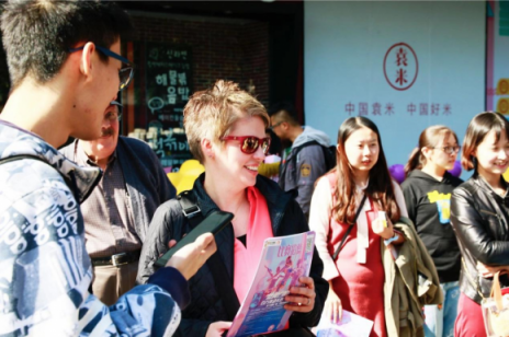 蘇寧廣場門口“淪陷”為舞池？ 一獅一熊居然在斗舞
