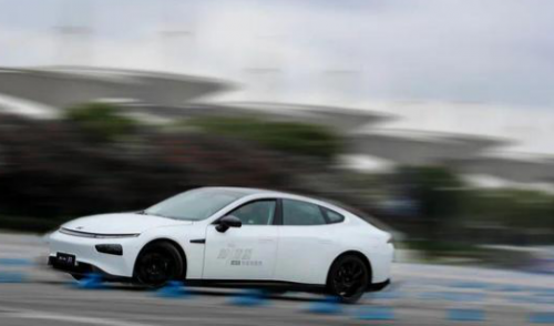 小鵬P7行不行？小鵬汽車靠譜嗎？比一比就知道了！