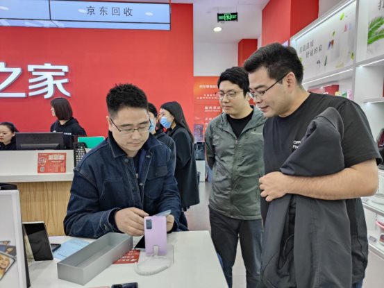 蘇寧、國(guó)美、京東之家門店排隊(duì)搶購(gòu) OPPO Find X3系列首銷火爆
