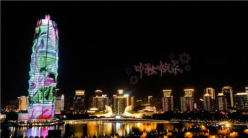 帥爆了！500架無(wú)人機(jī)表演在大玉米點(diǎn)亮鄭州，助力HUAWEI nova9系列發(fā)布