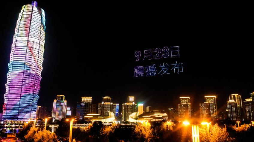 帥爆了！500架無(wú)人機(jī)表演在大玉米點(diǎn)亮鄭州，助力HUAWEI nova9系列發(fā)布