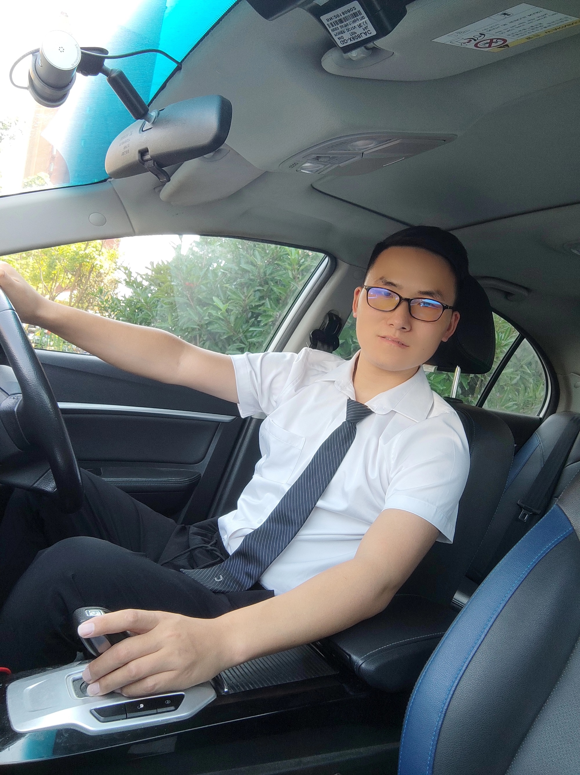 “能幫一把是一把！”路遇受傷工人，這位網(wǎng)約車司機(jī)這樣說(shuō)
