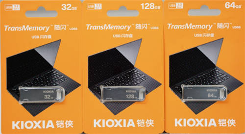 雙11 U盤(pán)選購(gòu)?fù)扑] 鎧俠隨閃U366速度和品質(zhì)兼?zhèn)?/></p><p>對(duì)于一個(gè)U盤(pán)來(lái)說(shuō)，影響其讀寫(xiě)性能最重要的就是USB兼容的接口協(xié)議了，市面上常見(jiàn)的許多U盤(pán)還依舊只兼容到USB2.0協(xié)議，但鎧俠隨閃U366 U盤(pán)兼容USB 3.2 Gen1協(xié)議，傳統(tǒng)的USB2.0協(xié)議傳輸速度是480Mbps，而USB 3.2 Gen1的協(xié)議傳輸速率高達(dá)5Gbps，從而極大的提升了這款U盤(pán)的讀寫(xiě)性能，大容量的文件也能在較短的速度內(nèi)完成拷貝，這對(duì)于差旅辦公人群來(lái)說(shuō)，尤其能提升工作效率，縮減傳輸數(shù)據(jù)耗費(fèi)的時(shí)間。</p><p align=