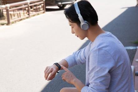 彩色大屏 NFC 心率一個不少，AMAZFIT 米動手環(huán) 2 售價 299 元