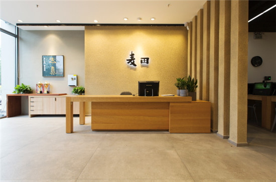 服務(wù)升級(jí)引領(lǐng)行業(yè)新探索 麥田房產(chǎn)蛻變?yōu)椤胞溙铩?/></p><p><strong>新經(jīng)紀(jì)人：消除距離，走到</strong><strong>顧客</strong><strong>身邊</strong></p><p>在印象中，經(jīng)紀(jì)人的形象，總是穿著黑西裝打著領(lǐng)帶。2005年，麥田房產(chǎn)從福建初入北京時(shí)，是首家經(jīng)紀(jì)人穿工裝、打領(lǐng)帶的中介，當(dāng)時(shí)給行業(yè)帶來(lái)了新的氣息。</p><p>十四年后，麥田又再次引領(lǐng)行業(yè)形象先河，一改經(jīng)紀(jì)人西裝革履的嚴(yán)肅形象，為每一位經(jīng)紀(jì)人量體裁衣，采用休閑西裝、牛仔褲、POLO衫、運(yùn)動(dòng)板鞋等時(shí)尚單品，打造十足的潮范兒。更“驚世駭俗”的是，在顧客以領(lǐng)帶顏色區(qū)分房產(chǎn)中介品牌的今天，麥田讓經(jīng)紀(jì)人摘下了標(biāo)志性的金色領(lǐng)帶!</p><p align=