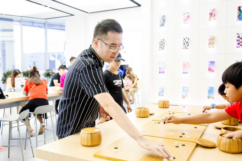 國(guó)家圍棋隊(duì)全國(guó)行濟(jì)南站 世界冠軍攜圍棋少年樂(lè)享華為AI