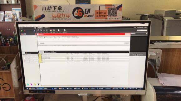 打印店生意忙，為什么學生還愿意排隊去打?。?/></p><p>66印除了線下自助打印，學生還可以通過手機、電腦將文件上傳至66印平臺，支付后，圖文店老板下載文件打印，分類完成，學生過來拿就行。不受時間、不受地點限制，開通送貨上門服務，還可在晚上的閑時有配送費的創(chuàng)收。不僅如此店內(nèi)的訂單管理、用戶管理、財務管理、耗材管理在66印商家后臺一站式搞定。老板通過66印自助打印，在大學里越坐越穩(wěn)，走在了科技的前端，也使他越來越受學生喜愛。</p><p>66印自助打印軟件，為傳統(tǒng)打印店轉(zhuǎn)向互聯(lián)網(wǎng)+轉(zhuǎn)型提出了一體化的解決方案，目前有近千家高校打印店選擇66印，其產(chǎn)品和功能通過互聯(lián)網(wǎng)為打印人走上一條新的改革道路，讓所有在用的店家贊不絕口。</p><p>每到考試時期，學生忙碌，打印店更忙碌，學生們面對的是自己本專業(yè)的考試，而大學里的打印店，可能面對的是整個學校各個專業(yè)的考試。然而，考試畢竟還是自己的事情，打印店只是輔助，輸出關(guān)鍵還是要看自己，這就需要每一位學生扎實學好本專業(yè)知識，因為打鐵還需自身硬，畢竟考試只是一時，而唯有學到的知識才是一世的財富。</p>              	<p style=