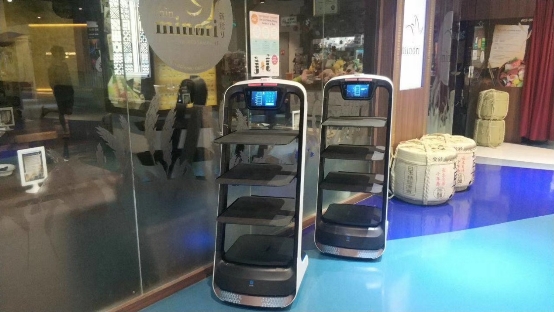送餐機(jī)器人入駐海外日料店，科技碰撞傳統(tǒng)催生全新餐飲文化