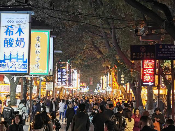 回民街旁的“花與城”民宿，性價(jià)比超高，入住體驗(yàn)西安生活質(zhì)感!