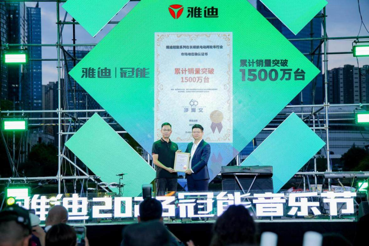 雅迪冠能系列打造更高端的長續(xù)航電動車，掀起新一輪熱銷狂潮